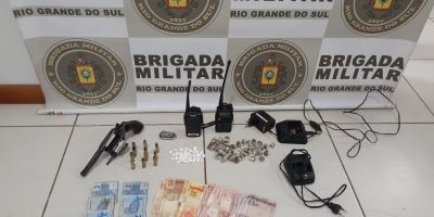 Dois homens são presos e um adolescente apreendido por tráfico e porte ilegal de arma em Passo Fundo