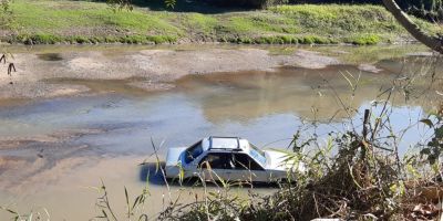 Carro cai no arroio Duro em Camaquã