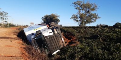 Carreta tomba na BR-116 em Camaquã