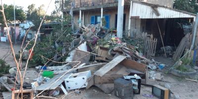 Fotos e vídeo: Moradores solicitam a limpeza e recolhimento de entulhos no bairro Getúlio Vargas, em Camaquã