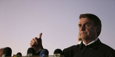 Bolsonaro pede que apoiadores não saiam às ruas no próximo domingo