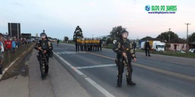 Ação da PRF libera bloqueios de caminhões na BR-116 em Camaquã