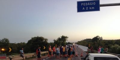 Caminhoneiros bloqueiam a ponte sobre o Rio Camaquã, na BR-116 em Cristal