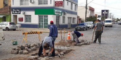 Rua Bento Gonçalves recebe serviço de nivelamento para colocação do asfalto em Camaquã