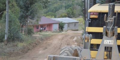 Localidades do interior recebem cascalhamento e patrolamento em São Lourenço do Sul