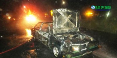 Manifestantes botam fogo em carro no meio da BR-116 em Camaquã
