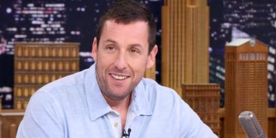 EMOCIONANTE: Adam Sandler é homenageado por fãs no mundo inteiro