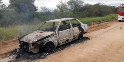 Carro fica totalmente destruído após incêndio no interior de Tapes