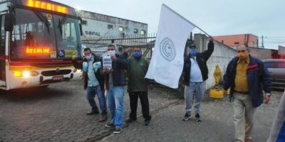 Rodoviários protestam em frente à garagem de empresa em Porto Alegre