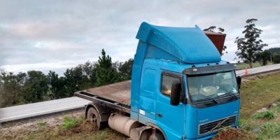 Carreta se envolve em acidente na BR-116 em Camaquã