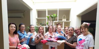 Tricoteiras e crocheteiras voluntárias realizam projeto social em Camaquã