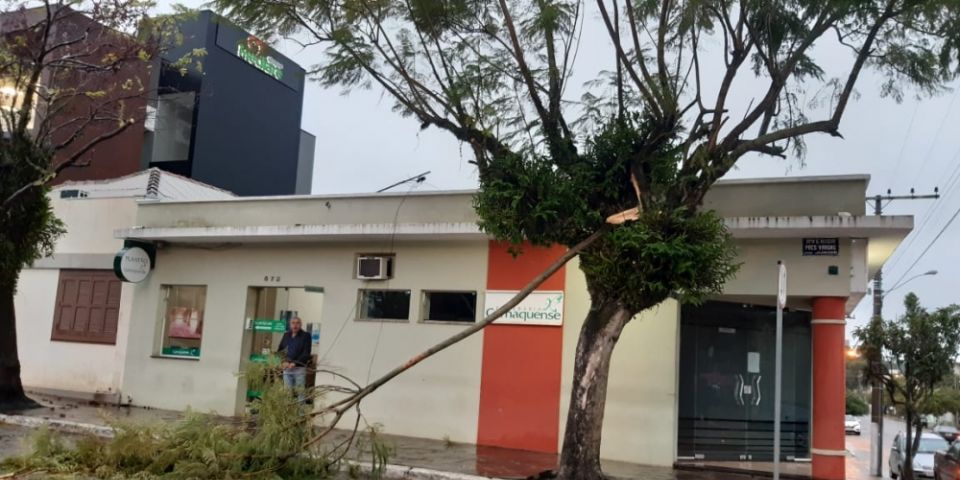 Sexta-feira começa com tempestades e ventos fortes em várias regiões do RS 