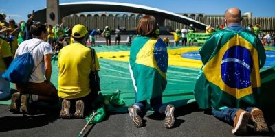 Manifestantes bolsonaristas protestam em frente ao quartel-general do Exército