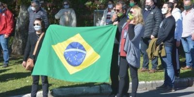 Mudança na bandeira para cidades da Serra gera protesto em Canela