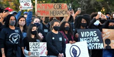 Ato antirracista reúne milhares de manifestantes em Porto Alegre