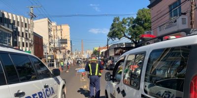 Homem morre ao ser atropelado em avenida de Porto Alegre