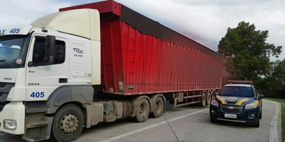Carreta com excesso de peso é retida pela PRF na BR-116 
