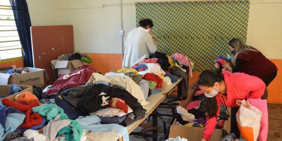 Moradores da Barrinha em São Lourenço do Sul recebem donativos da Campanha do Agasalho