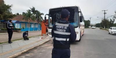 Agentes detêm e fiscalizam coletivo com lotação excedente de passageiros em Camaquã