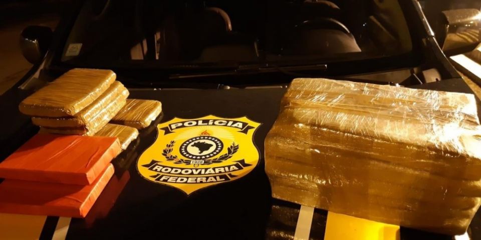PRF intercepta ônibus com 18 quilos de drogas na BR 290