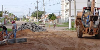 Novo trecho da Avenida Ernani Silveira começa a ser pavimentado em Camaquã