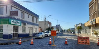 Seguem obras de asfaltamento na Rua Bento Gonçalves em Camaquã