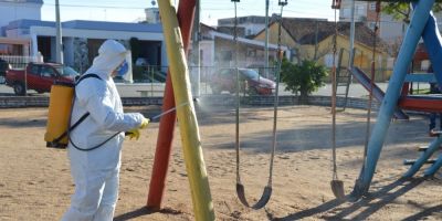 Equipamentos da praça central passam por sanitização em São Lourenço do Sul