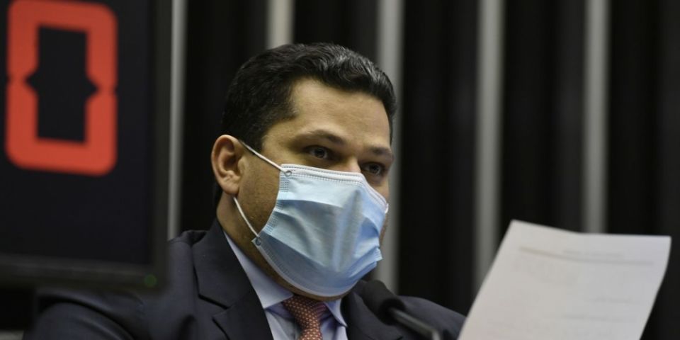 Congresso promulga emenda que adia eleições municipais para novembro