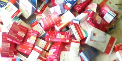 Diversos remédios vencidos são encontrados no meio da rua no centro da cidade de Camaquã