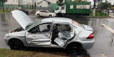 Acidente de trânsito deixa motorista ferido e preso dentro do veículo em Porto Alegre