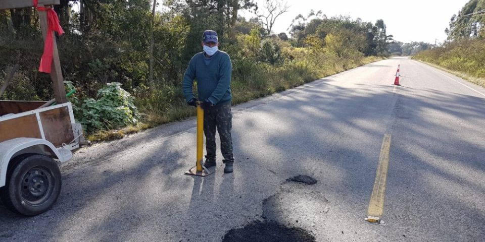 Nova operação "tapa buracos" é executada na ERS-350 entre Arambaré e Camaquã