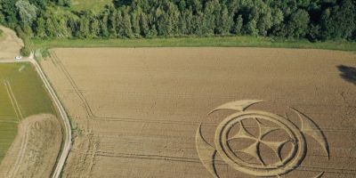 Símbolo gigantesco em campo de trigo atrai atenção de curiosos na França