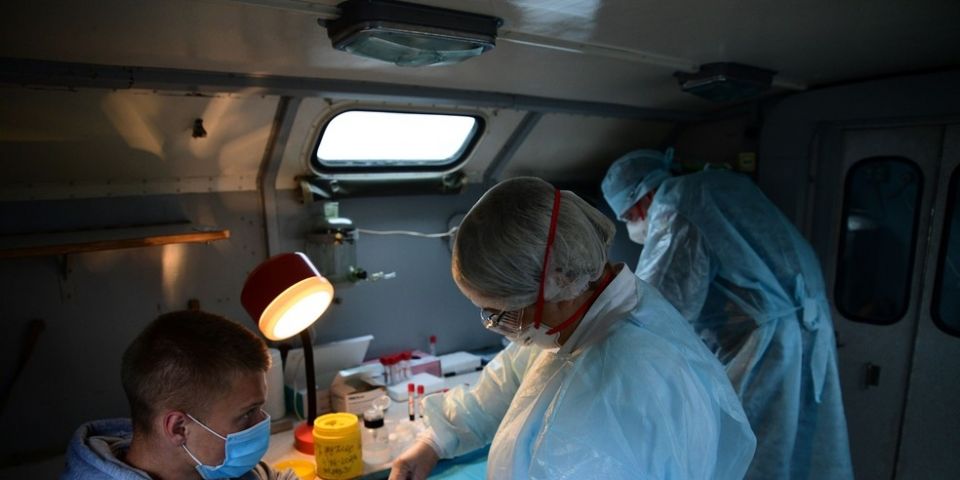 Rússia conclui primeira fase de testes de vacina contra covid-19; produção pode começar em setembro, diz governo