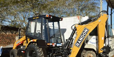 São Lourenço do Sul recebe nova retroescavadeira