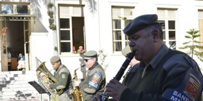 Músicos da Brigada Militar realizam apresentação para idosos de um asilo em Pelotas