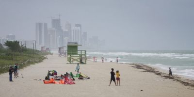 Covid-19: turistas fazem festas, mas moradores de Miami se isolam