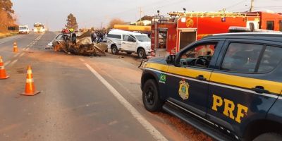 Acidente entre carro e ambulância deixa duas pessoas mortas na BR-290 no RS