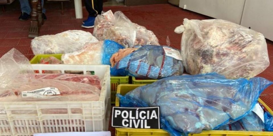 Mais de meia tonelada de carne imprópria para consumo é apreendida em operação da Polícia Civil em Pelotas