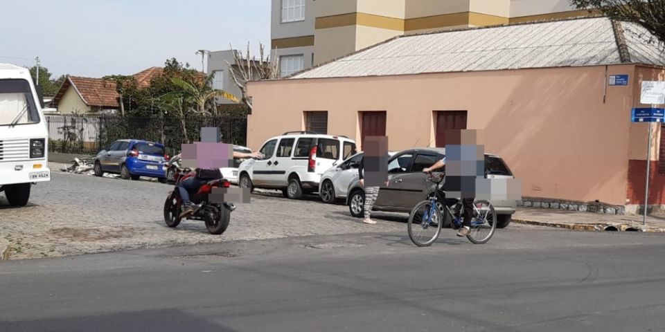 Acidente entre carro e moto causa danos materiais no centro de Camaquã