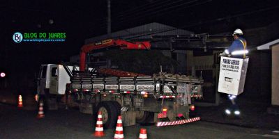 Falta de luz em alguns pontos de Camaquã. Homens trabalham no local. A previsão de normalização é até às 2h