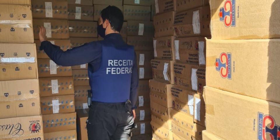 Receita Federal e Polícia Federal apreendem meio milhão de maços de cigarros ilegais em Cachoeirinha