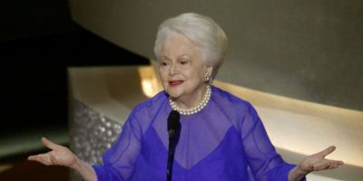 Olivia de Havilland, estrela de E o Vento Levou, morre aos 104 anos