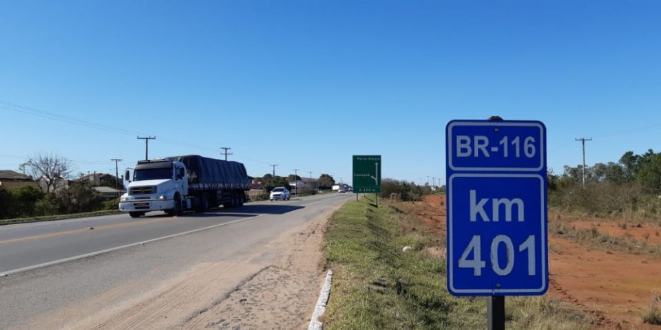 Média de 11 veículos passam por minuto na BR-116, em Camaquã, na tarde desta sexta-feira (31)