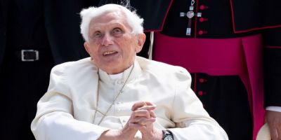 Ex-papa Bento XVI está gravemente doente, diz jornal