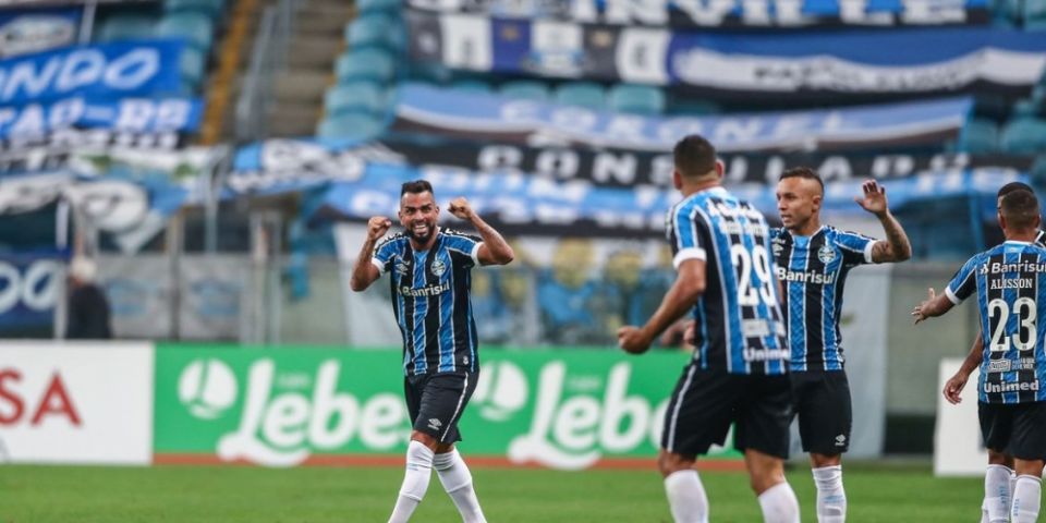 Grêmio vence Inter e conquista segundo turno do Gaúcho