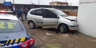 Após tentativa de fuga, PRF prende criminoso com carro roubado em São Leopoldo