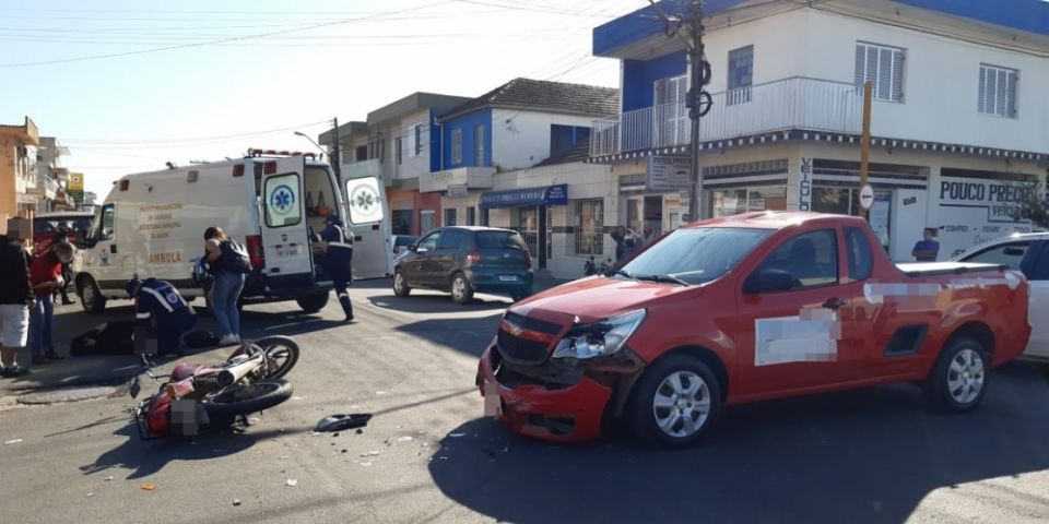 Acidente de trânsito deixa motociclista ferido no centro de Camaquã