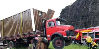 Homem morre em acidente entre carro e caminhão no RS