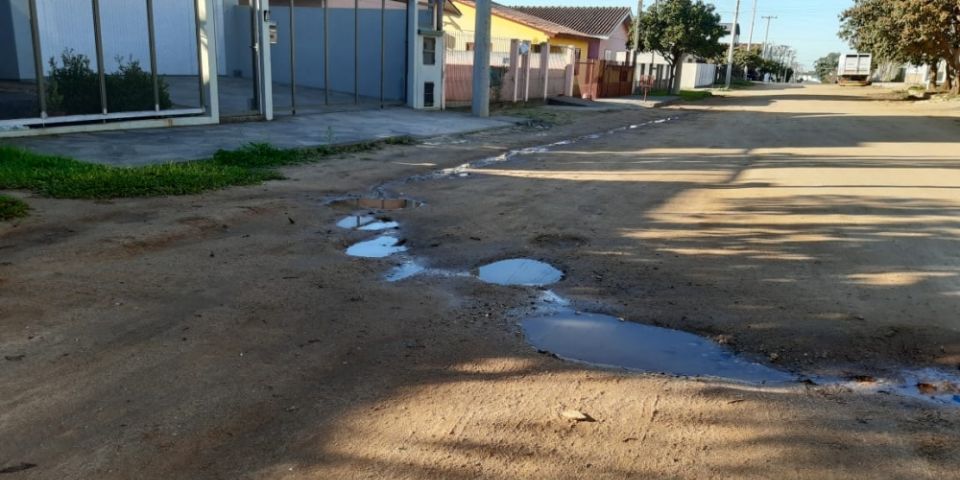 FOTOS E VÍDEO: Rua Garibaldi em Camaquã segue com vazamento de água