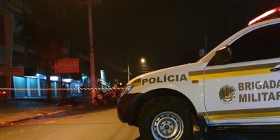 Quatro pessoas morrem após carro capotar e bater em poste em Canoas